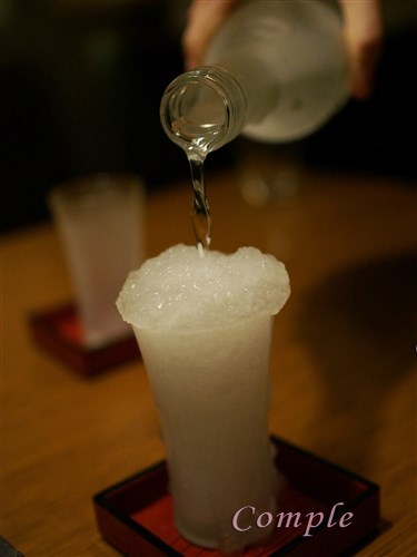 あふれる凍った日本酒