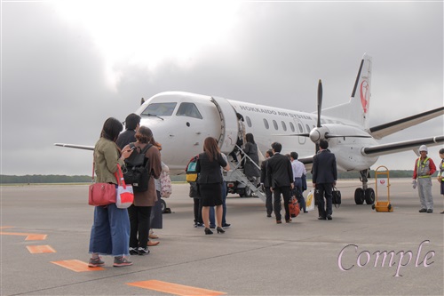 釧路空港で飛行機に乗る乗客