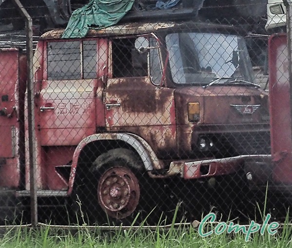 マレーシアの廃車消防車日本製